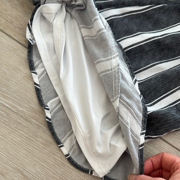 American Eagle Outfitters Black and White Striped Romper size M. - Picture 6 of 7